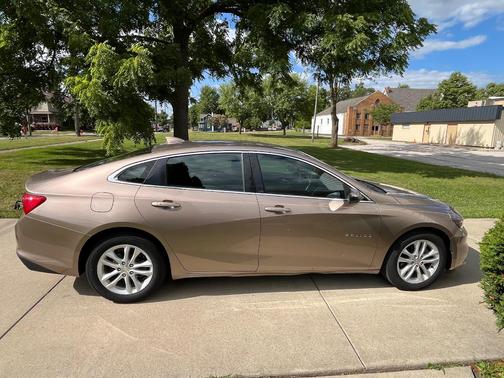 Gold 2018 Chevrolet Malibu LT