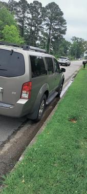 Beige 2005 Nissan Pathfinder SE