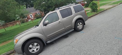 Beige 2005 Nissan Pathfinder SE