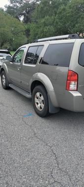 Beige 2005 Nissan Pathfinder SE