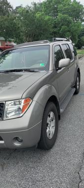 Beige 2005 Nissan Pathfinder SE