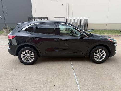Black 2021 Ford Escape SE