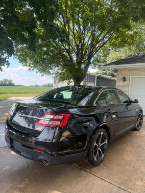 Black 2014 Ford Taurus SEL