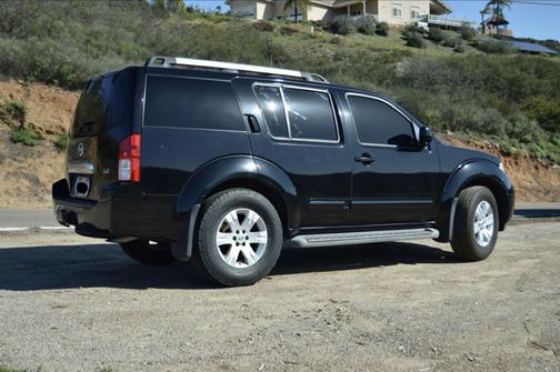 2005 Nissan Pathfinder LE
