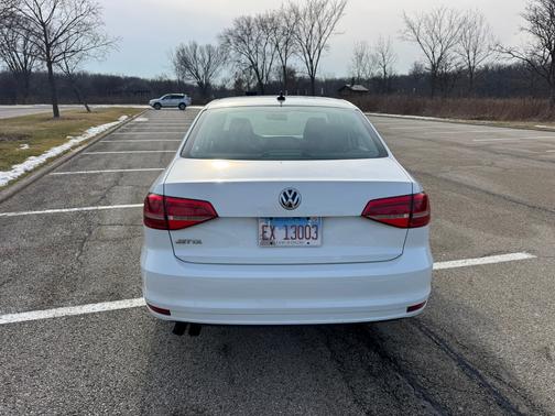 White 2015 Volkswagen Jetta Auto S w/Technology