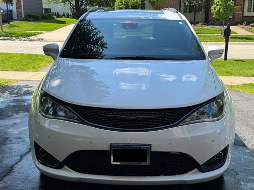 White 2018 Chrysler Pacifica Limited