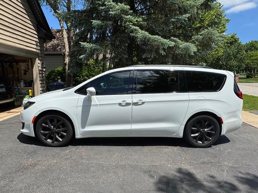 White 2018 Chrysler Pacifica Limited