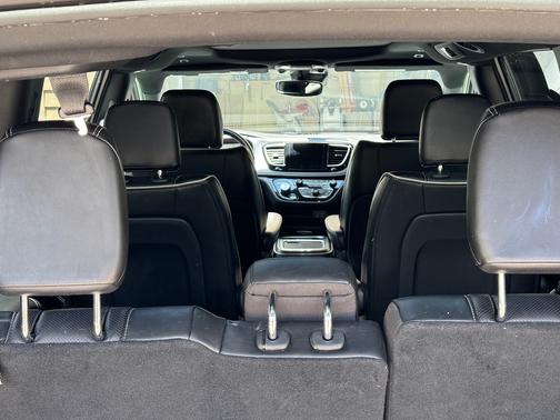 White 2018 Chrysler Pacifica Limited