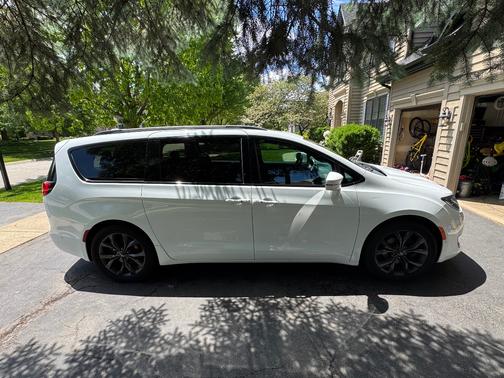 White 2018 Chrysler Pacifica Limited