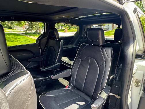 White 2018 Chrysler Pacifica Limited