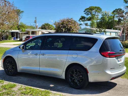 2022 Chrysler Pacifica Touring L