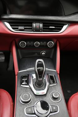 Photo 4 of 14 of 2020 Alfa Romeo Stelvio Base