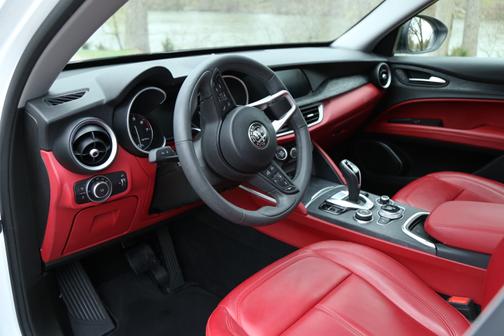 Photo 5 of 14 of 2020 Alfa Romeo Stelvio Base