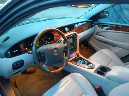 2005 Jaguar XJ8 Base