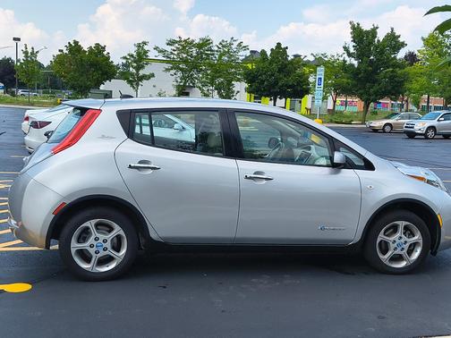 Silver 2012 Nissan Leaf SL