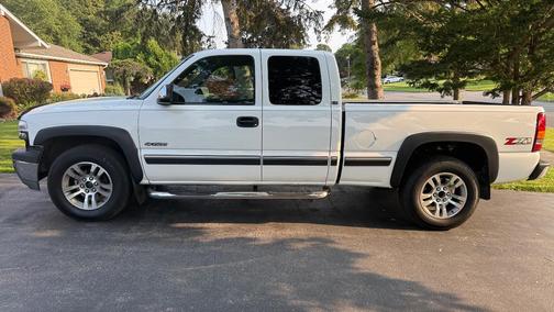White 2001 Chevrolet Silverado 1500 LS Extended Cab