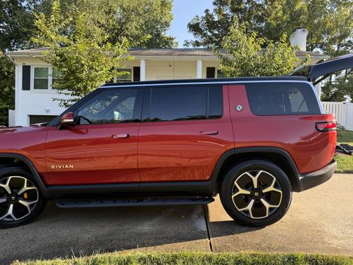 2023 Rivian R1S Adventure Quad-Motor Large Package