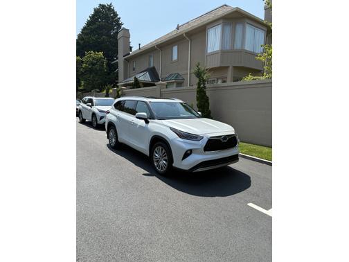 2023 Toyota Highlander Hybrid Platinum