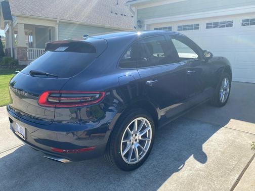 Blue 2017 Porsche Macan Macan