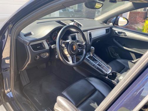 Blue 2017 Porsche Macan Macan