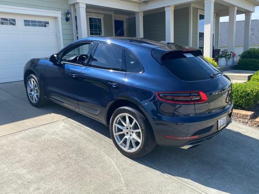 Blue 2017 Porsche Macan Macan