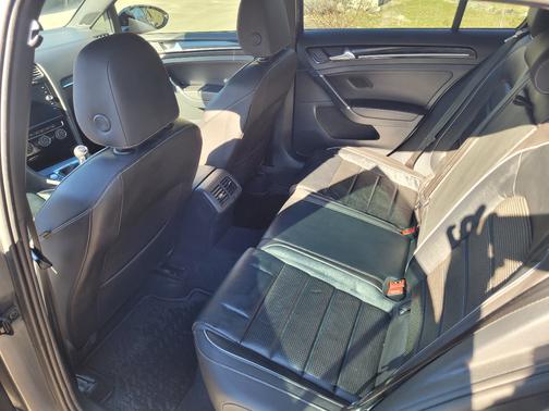 Gray 2018 Volkswagen Golf R 4-Door w/DCC & Navigation