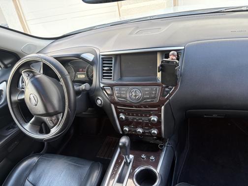 White 2015 Nissan Pathfinder Platinum