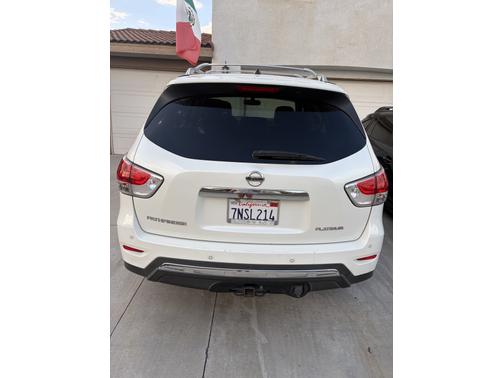White 2015 Nissan Pathfinder Platinum