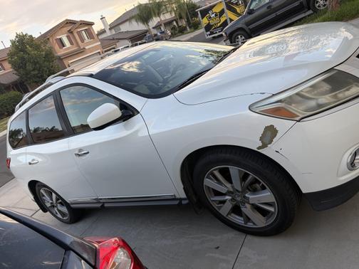 White 2015 Nissan Pathfinder Platinum