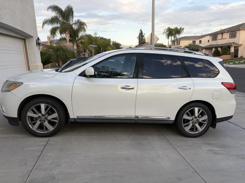 White 2015 Nissan Pathfinder Platinum