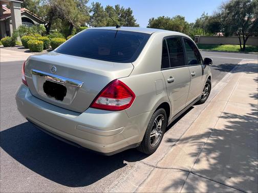 Gold 2008 Nissan Versa SL
