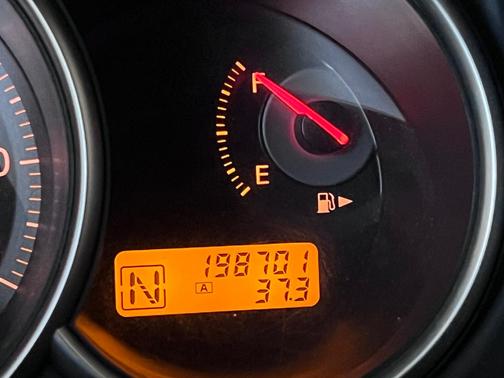 Gold 2008 Nissan Versa SL