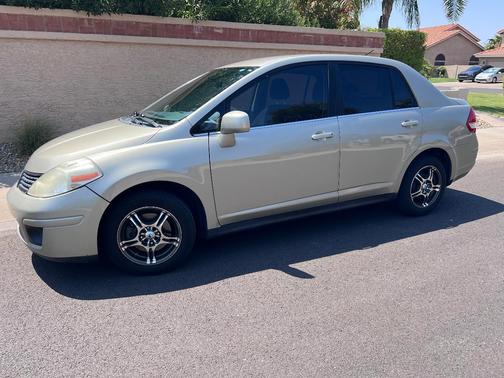 Gold 2008 Nissan Versa SL