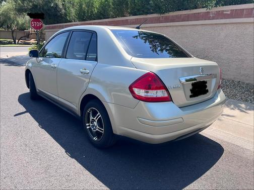 Gold 2008 Nissan Versa SL