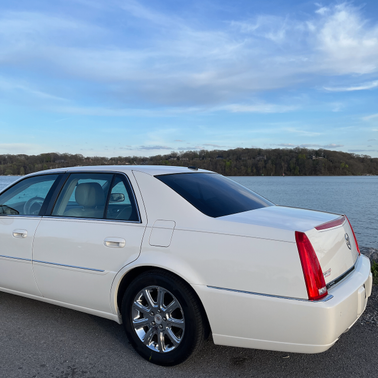 White 2008 Cadillac DTS Luxury II
