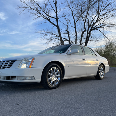 White 2008 Cadillac DTS Luxury II