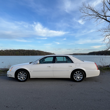 White 2008 Cadillac DTS Luxury II