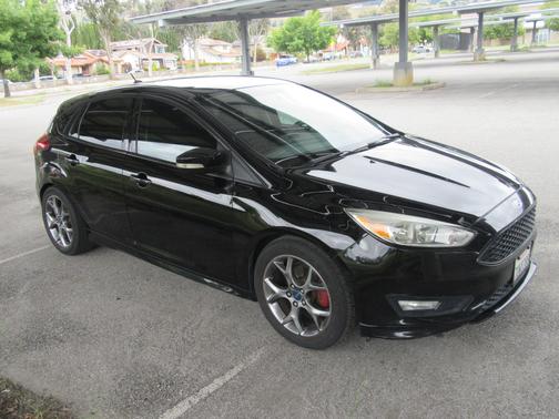 Black 2016 Ford Focus SE