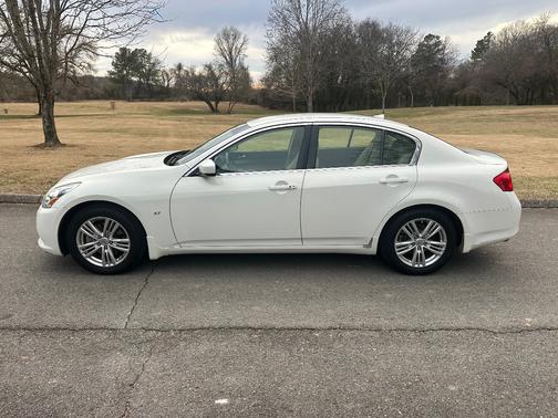 2015 INFINITI Q40 Base