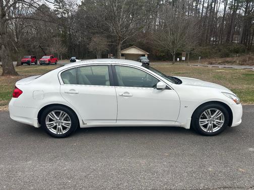 2015 INFINITI Q40 Base