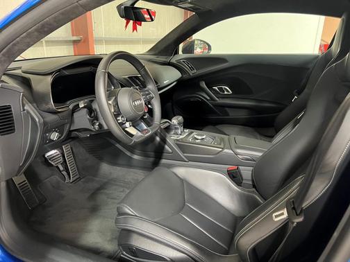 Blue 2017 Audi R8 5.2 V10 plus
