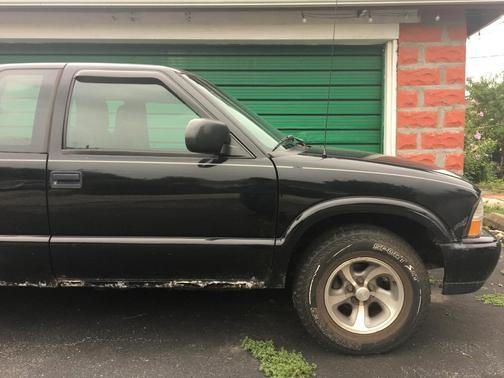 Black 2001 GMC Sonoma SLE