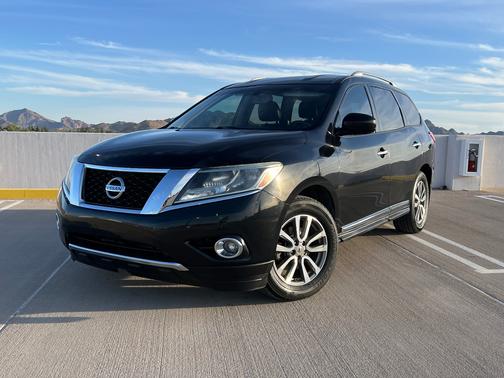Black 2016 Nissan Pathfinder SL