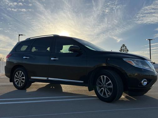 Black 2016 Nissan Pathfinder SL