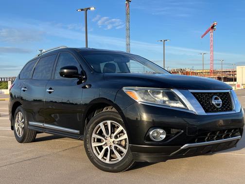 Black 2016 Nissan Pathfinder SL