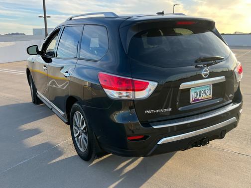 Black 2016 Nissan Pathfinder SL