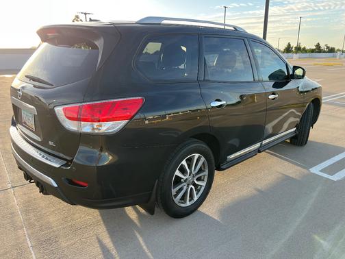 Black 2016 Nissan Pathfinder SL