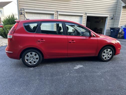 Red 2011 Hyundai Elantra Touring GLS