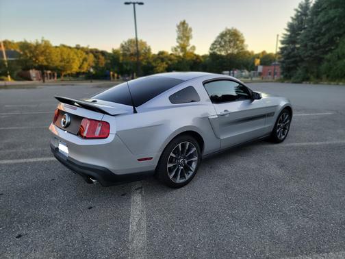 Photo 4 of 19 of 2011 Ford Mustang GT Premium