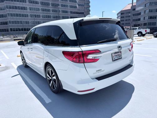 White 2019 Honda Odyssey Elite